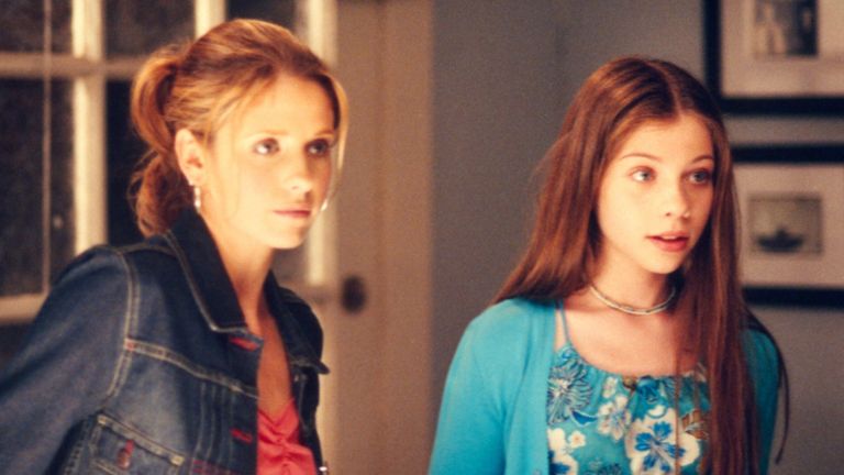 (L-R) Sarah Michelle Gellar and Michelle Trachtenberg in Buffy The Vampire Slayer. Pic: Rex/20th Century Fox/Everett/Shutterstock
