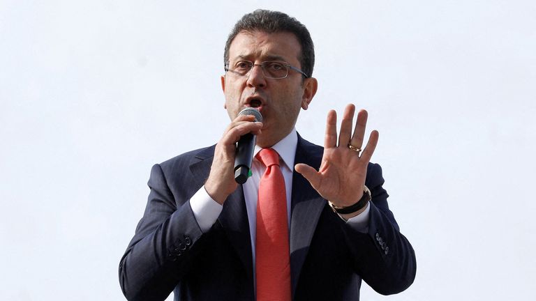FILE PHOTO: Istanbul Mayor Ekrem Imamoglu, from the main opposition Republican People's Party (CHP), addresses his supporters from the top of a bus after giving testimony to judicial authorities at the Justice Palace, known as Caglayan Courthouse, in Istanbul, Turkey, January 31, 2025. REUTERS/Dilara Senkaya/File Photo