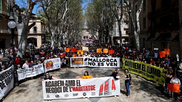 Large number of people filled the streets of Palma de Mallorca, in a march against housing prices and the impact of tourism on the residents of the Balearic islands, in Palma, Mallorca, Spain, April 5, 2025. REUTERS/Francisco Ubilla TPX IMAGES OF THE DAY