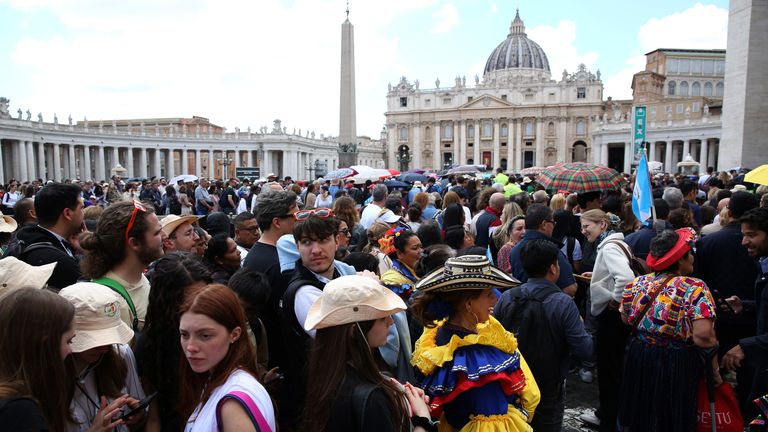 Crowds to see the Pope