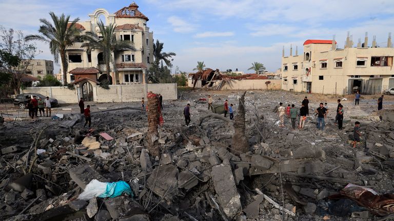 Palestinians inspect the site of an Israeli strike on a house, in Khan Younis, in the southern Gaza Strip, May 15, 2025. REUTERS/Hatem Khaled