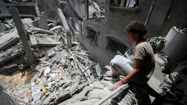 Palestinians inspect the site of an Israeli strike on a house, in Jabalia, in the northern Gaza Strip, May 17, 2025. REUTERS/Mahmoud Issa TPX IMAGES OF THE DAY