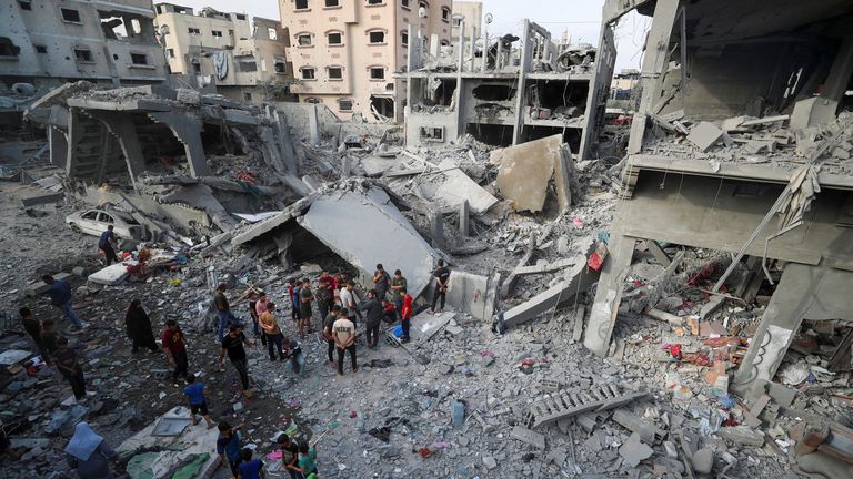 Palestinians inspect the site of an Israeli strike on a house, in Jabalia, northern Gaza Strip May 18, 2025. REUTERS/Mahmoud Issa