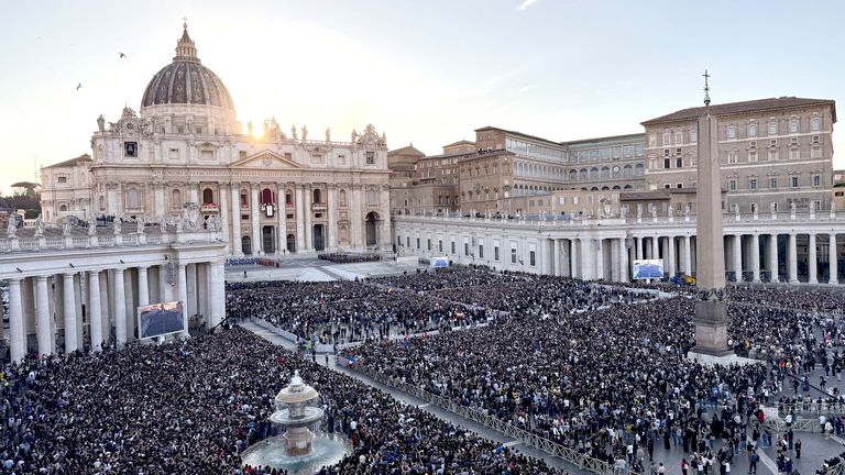 Faithful gather at St. Peter's Square as Pope Leo XIV, Cardinal Robert Prevost of the United States is elected, at the Vatican, May 8, 2025. REUTERS/Murad Sezer       TPX IMAGES OF THE DAY